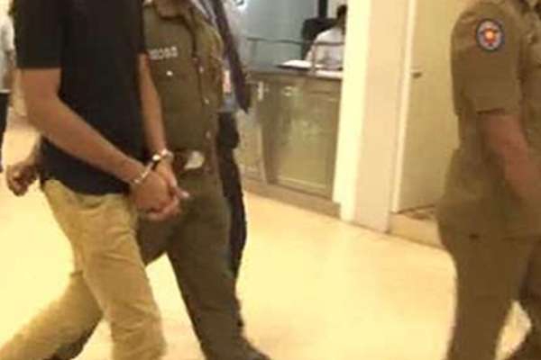 பூசா உயர் பாதுகாப்பு சிறைச்சாலை விடுதி பொறுப்பாளர் கையும் களவுமாக சிக்கினார் | Boossa Prison Warden Caught With Heroin