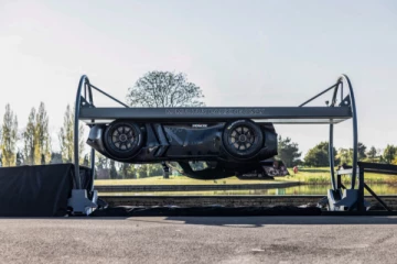 தலை கீழாக ஓடும் உலகின் முதல் கார் - எப்படி இயங்கும்?