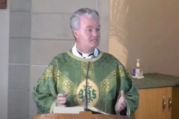 பூர்வக்குடி மக்களுக்கு எதிராக கூறிய கருத்தால் சிக்கலில் பாதிரியார்