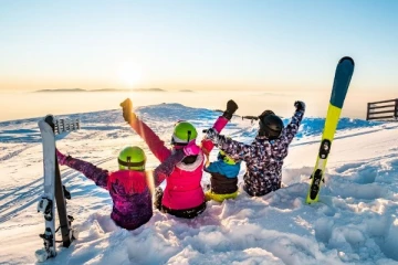 பனிச்சறுக்கு விளையாடி மகிழும் ஆஸ்திரேலியர்கள்!