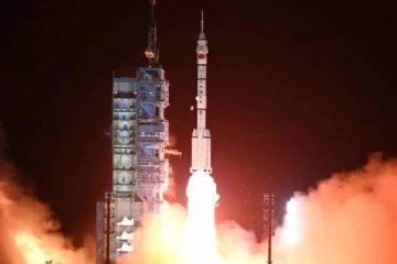 மூன்று வீரர்களை வெற்றிகரமாக விண்வெளிக்கு அனுப்பிய சீனா!