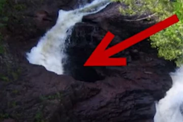 நீர் வீழ்ச்சியை விழுங்கும் மர்ம துளை.... அதிர்ந்து போன ஆராச்சியாளர்கள்! உள்ளே விழுந்தால் மாயமாகும் அதிசயம்