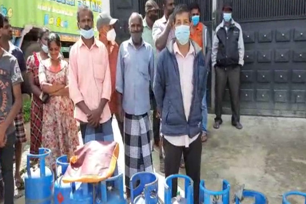 எரிவாயு சிலிண்டர்களுக்காக வரிசையில் காத்திருந்து ஏமாற்றதுடன் வீடு திரும்பிய மக்கள்  (Photos) | Despite Gas Supply Upcountry Gas Shortage