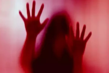 காதலனை நம்பிச் சென்ற சிறுமி - 8 பேர், 12 மணி நேரம் பாலியல் வன்கொடுமை செய்த கொடூரம்!