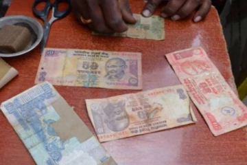 கிழிந்த ரூபாய் நோட்டுகளை வங்கியில் எளிதாக மாற்றுவது எப்படி?