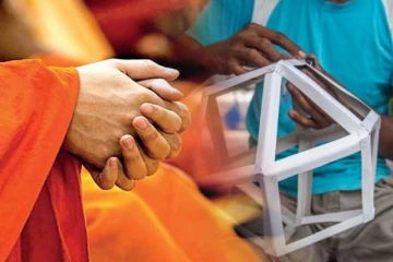 வெசாக் கூடு தயாரிக்க சென்ற சிறுவனிடம் தேரரின் அநாகரிக செயல்