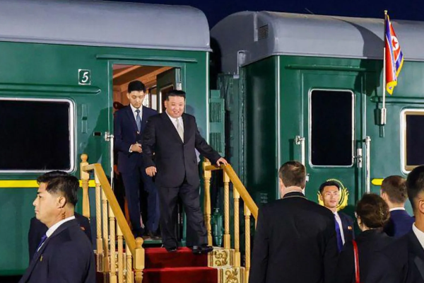 North Korean leader Kim jong un travel to china in his armoured train, ஏவுகணைகள் பொறுத்தப்பட்ட கவச ரயில்! ஆடம்பரம் நிறைந்த 90 பெட்டிகள்: சீனா புறப்பட்ட கிம் ஜாங் உன்