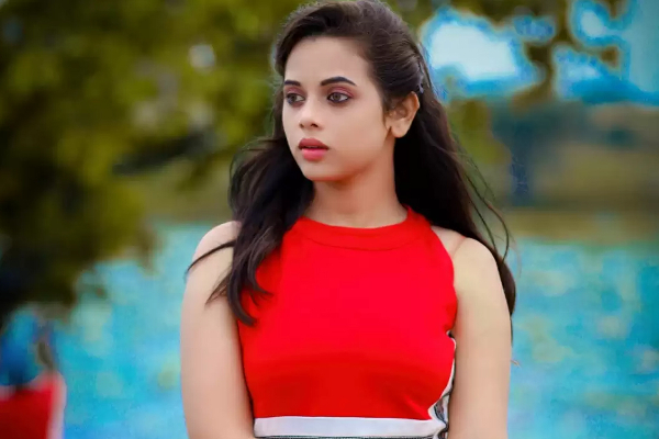 காதலருடன் ஒரே வீட்டில் வாழ்ந்த பிரபல நடிகை! தூக்கில் தொங்கிய நிலையில் சடலமாக மீட்பு | Rashmi Rekha Suicide Hanging In Tamil