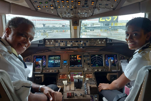 கனடாவில் கருப்பின இளம்பெண்ணுக்கு கிடைத்துள்ள கௌரவம்... | First Black Woman Fly A Boeing 737 At Air Canada