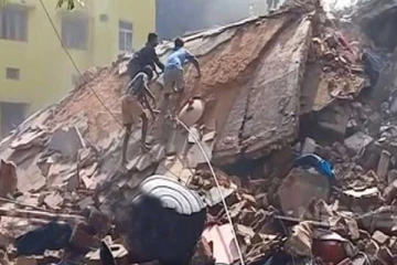 குடிசை மாற்று வாரிய குடியுருப்பு இடிந்து விபத்து - 24 வீடுகள் தரைமட்டம்!