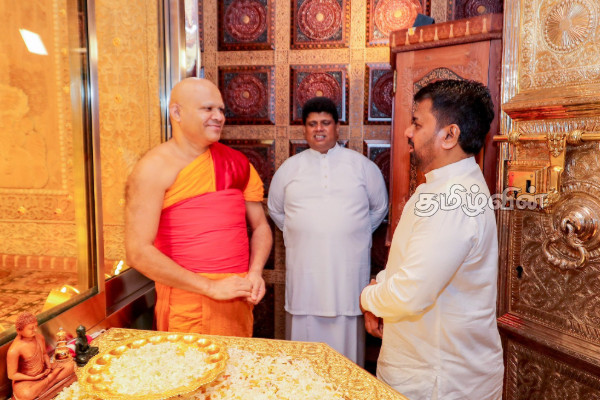 புத்தாண்டை முன்னிட்டு தலதா மாளிகையில் மகாநாயக்க தேரர்களிடம் ஆசி பெற்ற ஜனாதிபதி | President Receives Blessings Mahanayake Theros