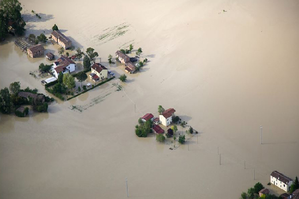 வெள்ளத்தில் அடித்துச் செல்லப்பட்ட இருவரை உயிரை பணயம் வைத்து காப்பாற்றிய மாணவி | Student Saved Two People Swept Away By The Flood