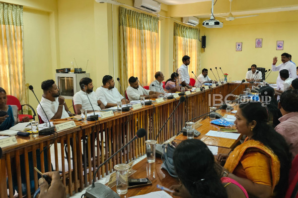 முற்றிய வாக்குவாதம்: உறுப்பினர்கள் மீது பாய்ந்த மானிப்பாய் பிரதேச சபை தவிசாளர் | Manipay Council Chairman Clashes With Members