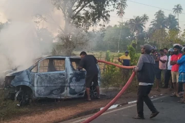 வவுனியா விபத்தில் முற்றாக எரிந்த காரும் மோட்டார் சைக்கிளும்