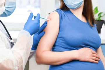 கொரோனா தடுப்பூசி பெண்கள்  கர்ப்பம் தரிப்பதை குறைக்கிறதா?