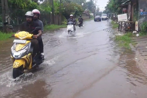 வெள்ளத்தில் மிதக்கும் கம்பஹா வீதிகள்! (Photos) | Flooded Gampaha Streets