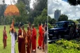 விகார மகாதேவி பூங்காவில் திடீர் பதற்றம்..! கொடிகள் - பதாதைகளை அகற்ற பிக்குகளுக்கு அதிரடி உத்தரவு