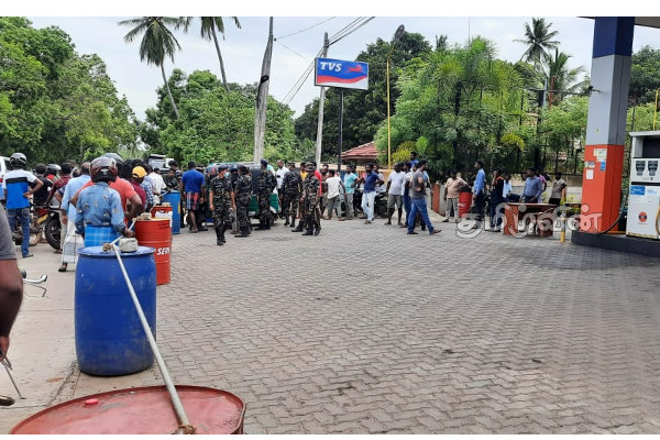 முள்ளியவளை லங்கா ஐ.ஓ.சி எரிபொருள் நிரப்பு நிலைய உரிமையாளர் மீது தாக்குதல் (PHOTOS) | Srilanka Fuel Crisis Attack Petrol Station Owner
