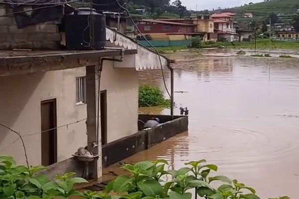அடைமழையால் மக்கள் அந்தரிப்பு! | Lands Are Affected Due To Rains In The Hills