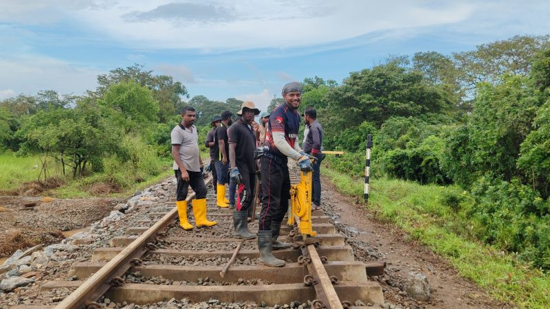 யாழ் - கொழும்பு தொடருந்து சேவையில் தொடரும் சிக்கல் 3 Gallery