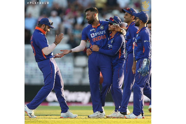 முதல் டி20 போட்டி.. ஹெல்மேட்டில் கேமராவுடன் வந்த வீரர்.. ஹர்திக் பாண்டியாவின் வேகத்தில் வீழ்ந்த இங்கிலாந்து அணி! | Eng Vs Ind 1St T20 Hardik Pandya Wicket Livingston