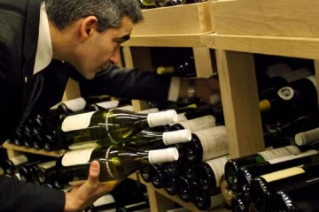 2 மில்லியன் மதிப்பிலான மது போத்தல்களுடன் மாயமான சுவிஸ் பெண்