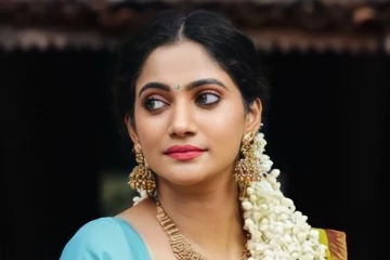 சில்வர் நிறத்தில் ஜொலிக்கும் உடையில் பிக் பாஸ் லாஸ்லியா.. இதோ அழகிய புகைப்படம்