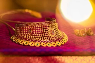 தங்கம் விலை சவரனுக்கு இவ்வளவு உயர்வா? மக்கள் கலக்கம்