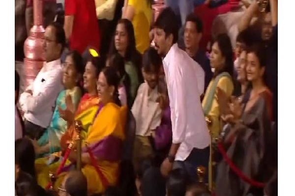 முதலமைச்சரின் மேடையை நோக்கி ஓட்டம் பிடித்த உதயநிதி ஸ்டாலின் -  ஏன் தெரியுமா? - தமிழ்நாடு