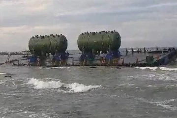 கூடங்குளத்திற்கு ஜெனரேட்டர் ஏற்றிவந்த இழுவை கப்பல் - பாதியில் பாறையில் சிக்கியதால் பரபரப்பு!