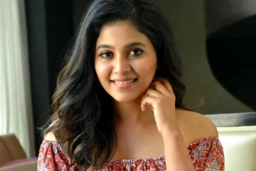 நடிகை அஞ்சலியின் அம்மாவா இது?- இதுவரை யாரும் பார்த்திராத புகைப்படம்