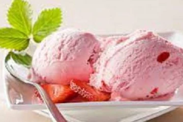 ஐஸ்கிரீம் வாங்குவதற்காக நடுவீதியில் ஹெலிகாப்டரை நிறுத்திய பைலட்