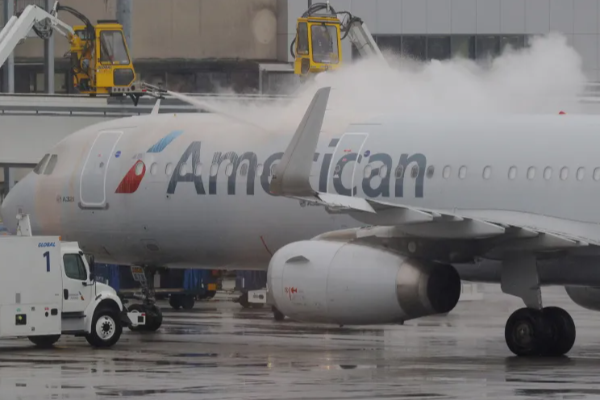 திடீர் புயலால் இரத்து செய்யப்பட்ட ஆயிரக் கணக்கான விமானங்கள் | More Than 1000 Flights Cancelled In Us Due Devin