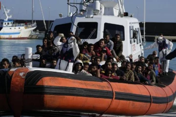 ஆபத்தான நிலையில் கடலில் தத்தளிக்கும் 1,000 புலம்பெயர்வோர்: கடலோர காவல்படை