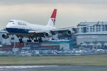 பிரித்தானியாவில் கட்டாயத் தனிமைப்படுத்தலுக்கு கடும் எதிர்ப்பு