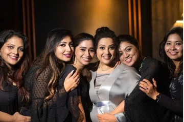 மீனா வீட்டு விஷேசத்தில் வனிதாவையும் மிஞ்சிய அவரின் தங்கை! ஒரே கலர் உடையில் ஒன்று திரண்ட பிரபலங்கள்