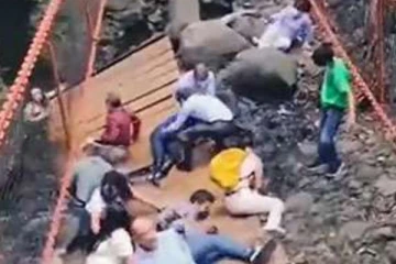 පාලමක් කඩාවැටී නගරාධිපති සහ බිරිඳ ඇළකට වැටෙයි..සමාජ මාධ්‍ය කැළඹූ වීඩියෝව මෙන්න.(VIDEO)