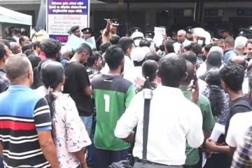 குடிவரவு குடியகல்வு திணைக்களம் முன்பு பதற்ற நிலையால் பொலிஸார் குவிப்பு!