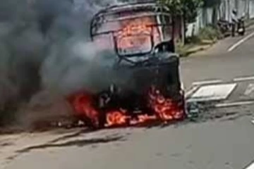 களுத்துறையில் பற்றி எரிந்த முச்சக்கரவண்டி!