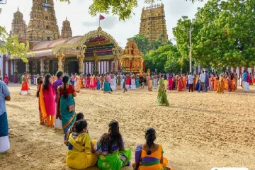 நல்லூர் கந்தசுவாமி ஆலய வளாகத்தில் கைக்குழந்தையுடன் நின்ற பெண்ணுக்கு நேர்ந்த கதி