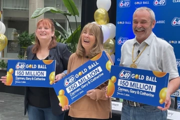 கனடாவில் 3 நண்பர்களின் இரண்டு தசாப்த நட்பிற்கு கிடைத்த வெகுமதி