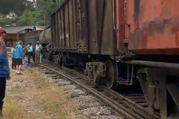 மலையக தொடருந்து சேவைகள் பாதிப்பு | Mountain Railway Services Affected