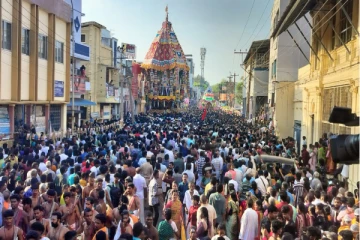 கோலாகலமாக நடந்த தஞ்சை பெரியகோவிலின் சித்திரை தேரோட்டம்