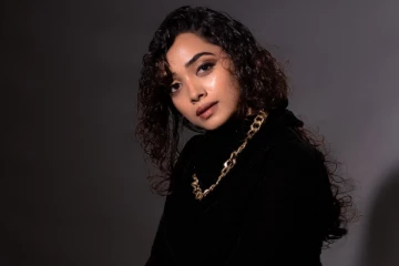 நடிகை சான்வே மேக்னா ஷார்ட் உடையில் ஹாட் போட்டோஷூட்