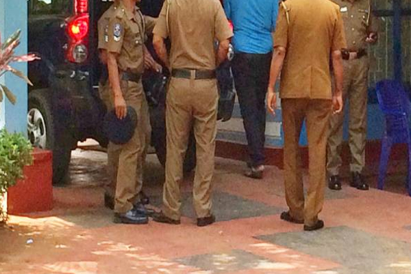 சட்டவிரோத செயற்பாட்டால் சிக்கிய பொலிஸ் அதிகாரி | Police Officer Caught For Illegal Act சட்டவிரோத செயற்பாட்டால் சிக்கிய பொலிஸ் அதிகாரி | Police Officer Caught For Illegal Act