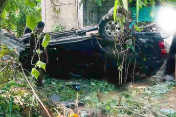 மது போதையால் கவிழ்ந்த வாகனம்; யுவதி உட்பட நால்வர் காயம்