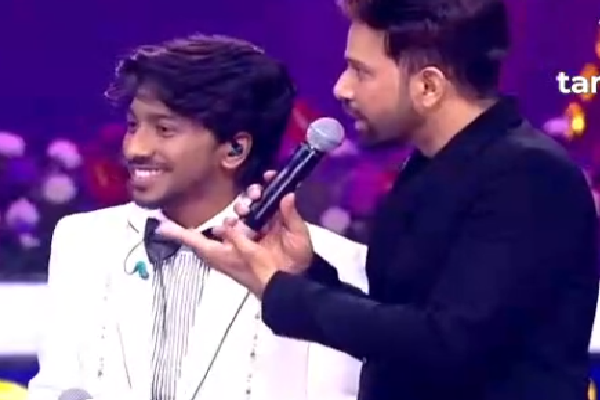 சரிகமப மேடையில் ஸ்ரீஹரிக்கு நடுவர் கார்திக் கொடுத்த பரிசு - கண்கலங்கிய தருணம் | Saregamapa Seniors Season 5 Karthik S Gift Srikari