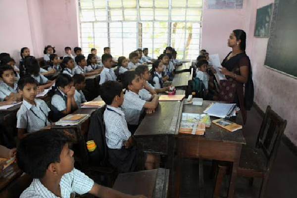 பாடசாலை மாணவர்கள் தொடர்பில் வெளியான அதிர்ச்சி தகவல் | 20 000 Students Drop Out Of School Attendance