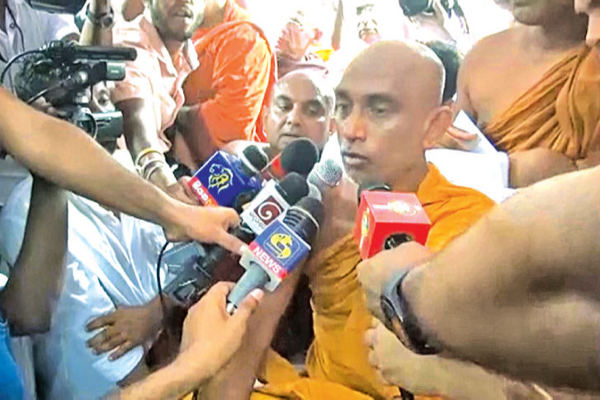 அரசியலிலிருந்து விலகவுள்ளதாக அறிவிப்பு விடுத்துள்ள தேரர்! - ஐபிசி தமிழ்