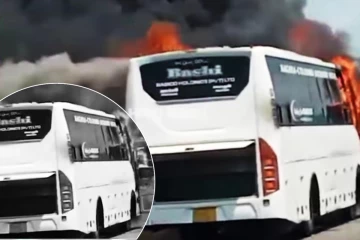 அதிவேக நெடுஞ்சாலையில் திடீரேன பற்றி எரிந்த பயணிகள் பேருந்து!